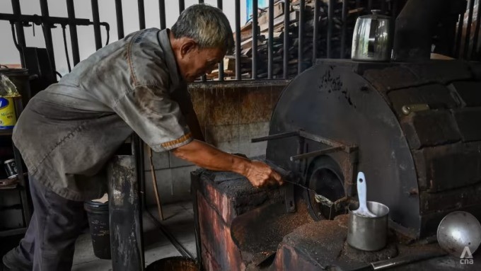 Chuyển giao công nghệ rang cà phê bằng củi gạch nối giữa truyền thống và hiện đại