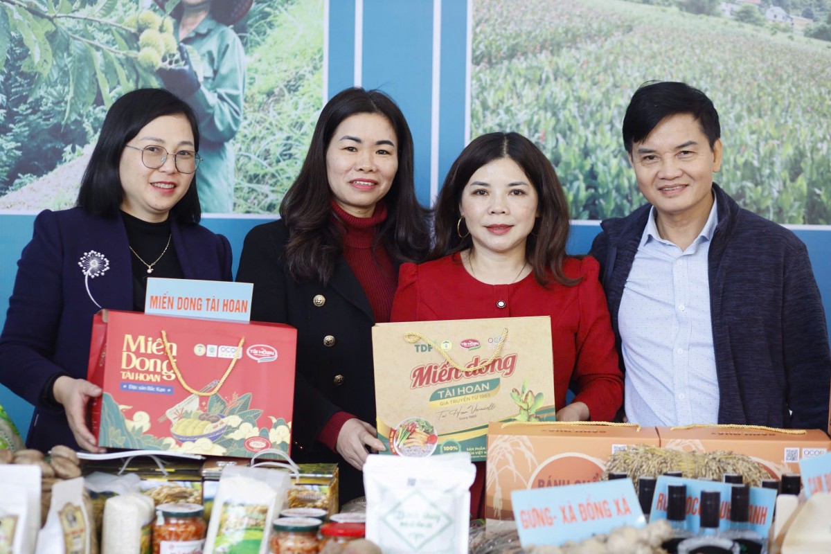 Người phụ nữ đưa miến dong " đặc sản Bắc Kạn" vươn ra biển lớn