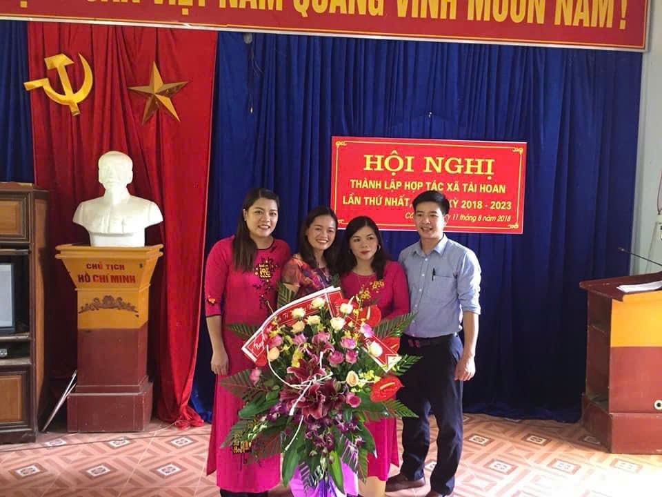Người phụ nữ đưa miến dong 