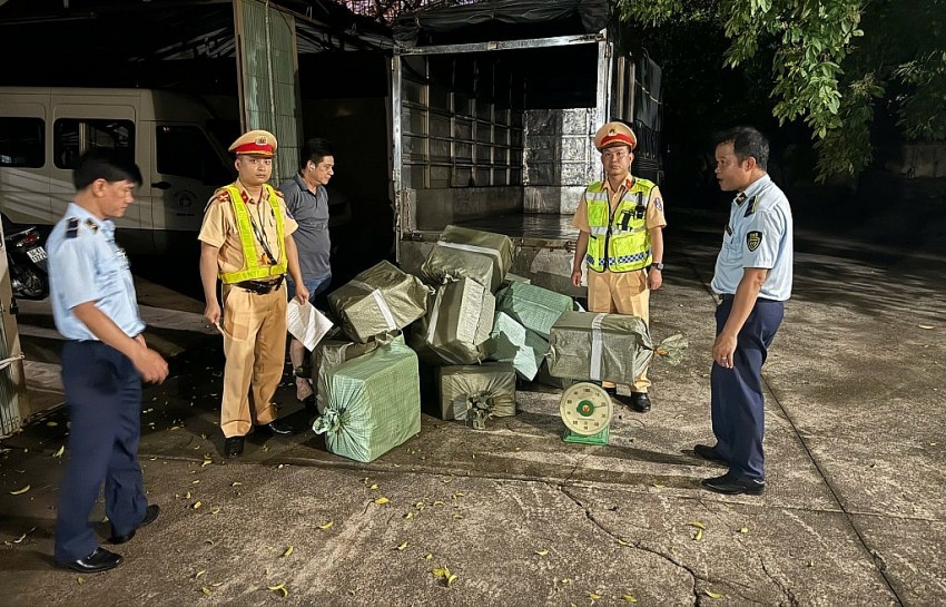 Lực lượng chức năng kiểm đếm số hàng hoá .