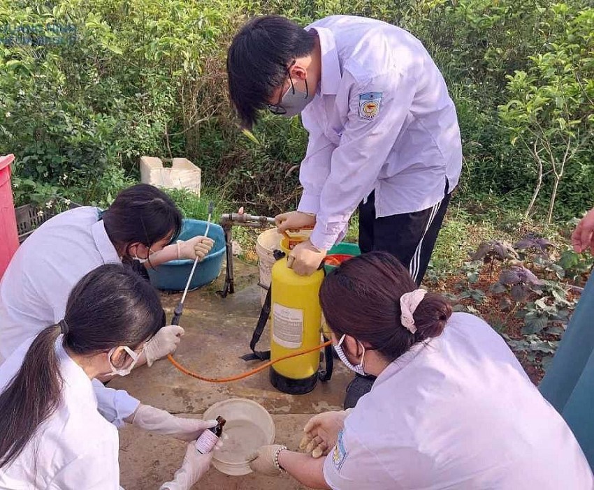 Nhóm học sinh thử nghiệm chế phẩm.