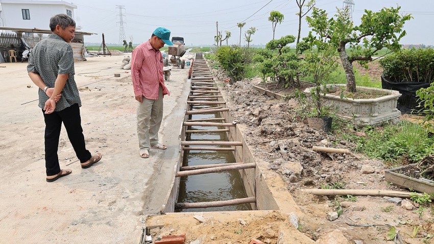 Sau khi lấp kênh Sông Xã, Cty Lộc Phát đã xây dựng con mương mới rộng khoảng 1m ngay trước công nhà máy.