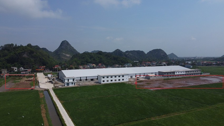 Diện tích đất nông nghiệp phía trước và bên cạnh nhà máy đã bị thay đổi hiện trạng (phần khoanh đỏ).