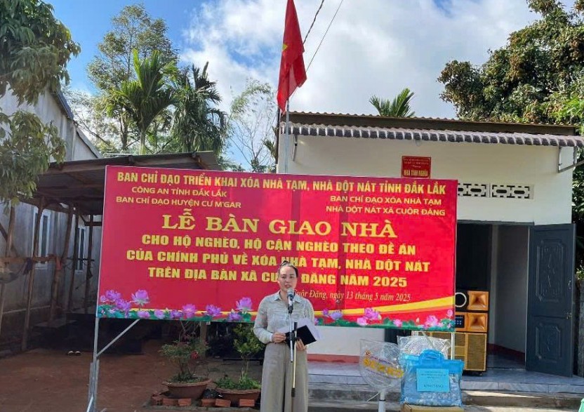 Đắk Lắk: Bàn giao nhà cho hộ nghèo, cận nghèo xã Cuôr Đăng