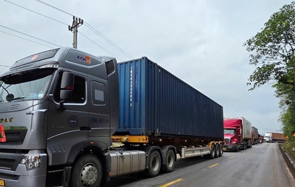 Quảng Bình: Hàng trăm phương tiện ùn tắc tại Cửa khẩu quốc tế Cha Lo