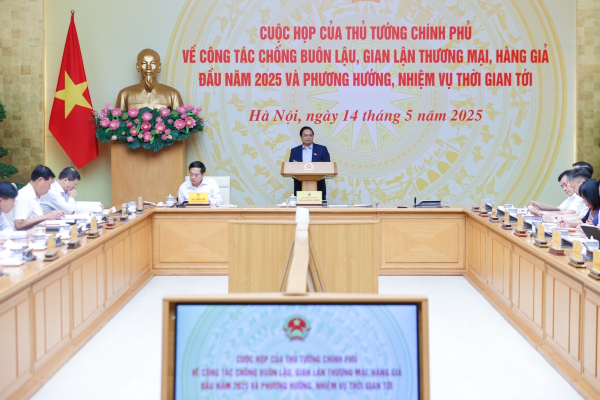 Về nhiệm vụ, giải pháp cụ thể, Thủ tướng yêu cầu trước hết mở đợt tấn công cao điểm đấu tranh, truy quét, ngăn chặn, đẩy lùi buôn lậu, gian lận thương mại, sản xuất, lưu thông hàng giả, hàng nhái, hàng không rõ xuất xứ, vi phạm bản quyền, vi phạm sở hữu trí tuệ, xuất xứ hàng hóa.  (Ảnh: Cổng Thông tin điện tử Chính phủ)