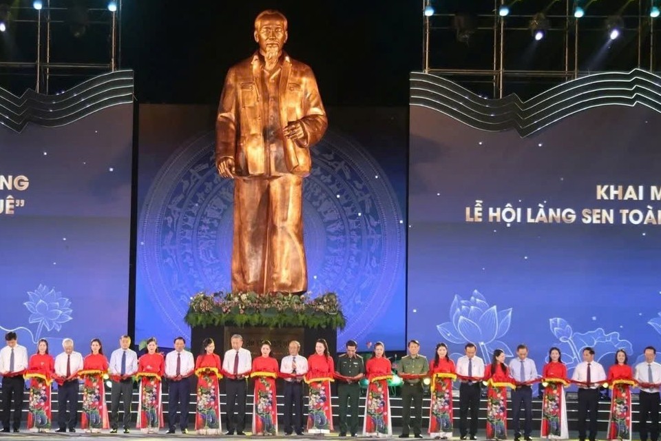 Lễ hội Làng Sen và khánh thành Tượng đài “Bác Hồ về thăm quê”