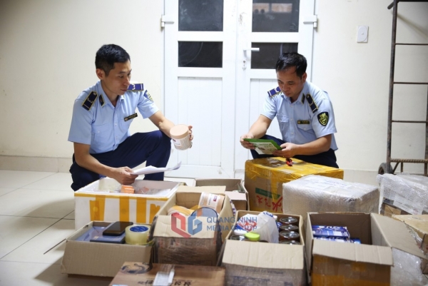 Quảng Ninh: Tạm giữ lô hàng thực phẩm chức năng, mỹ phẩm nhập lậu