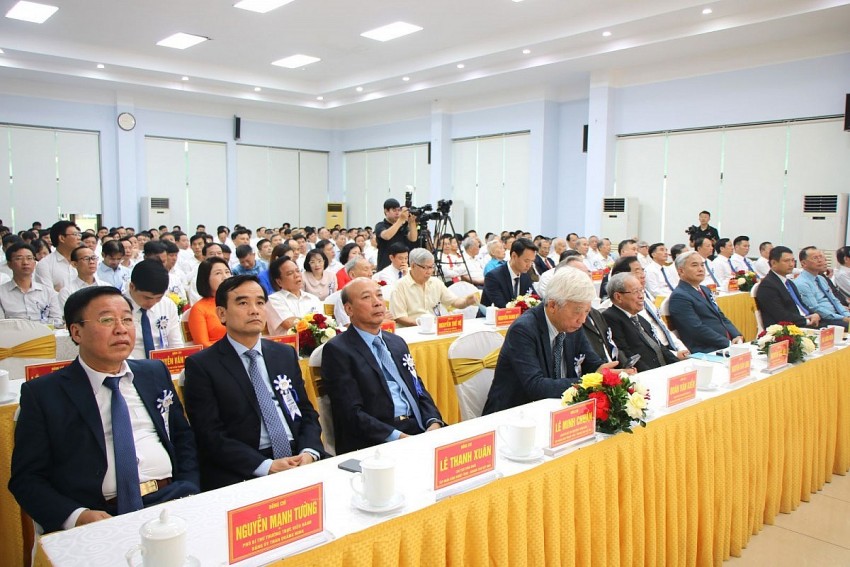 Lãnh đạo Công ty Than Hòn Gai-TKV đọc diễn văn kỷ niệm 70 năm xây dựng và phát triển.