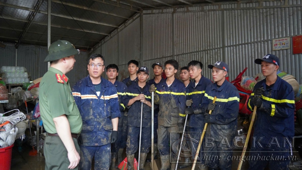 Công an tỉnh Bắc Kạn thăm hỏi các gia đình có người thân tử vong trong lũ quét