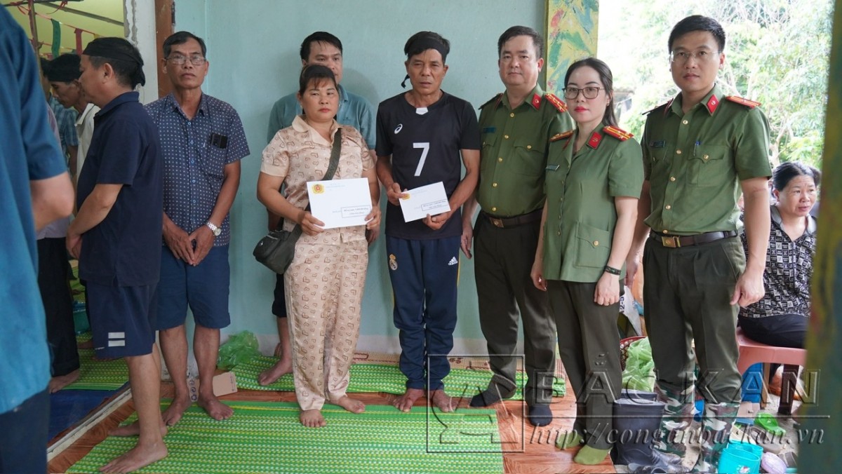 Công an tỉnh Bắc Kạn thăm hỏi các gia đình có người thân tử vong trong lũ quét