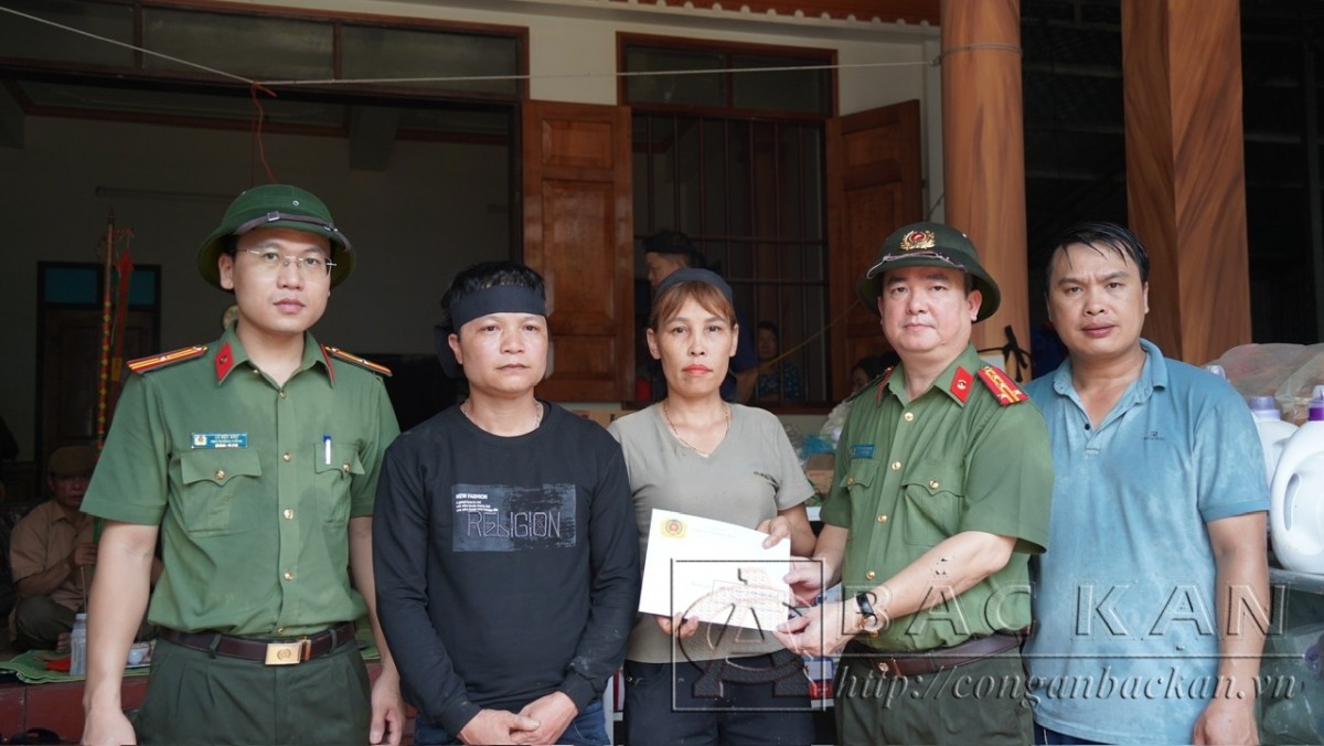 Công an tỉnh Bắc Kạn thăm hỏi các gia đình có người thân tử vong trong lũ quét