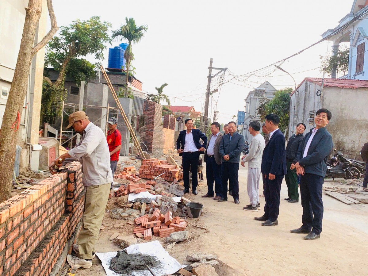 Tích cực vận động hội viên tham gia làm đường giao thông nông thôn
