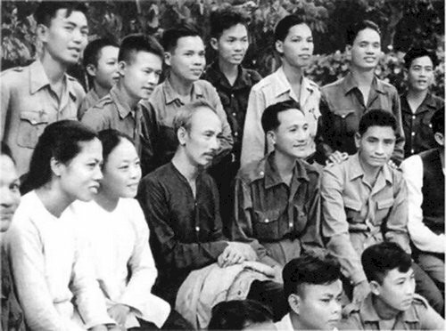 Tháng 5 về nhớ Bác