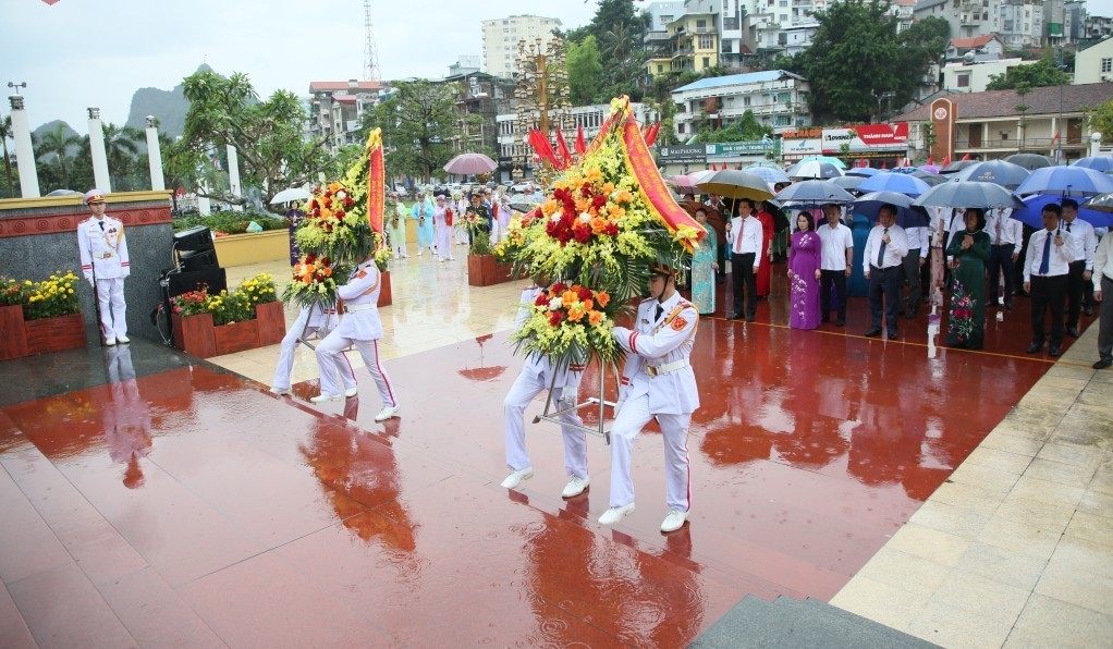 Quảng Ninh: Dâng hương tưởng niệm Bác Hồ và các anh hùng liệt sĩ