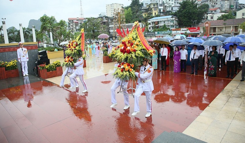 Đoàn đại biểu dâng vòng hoa tưởng nhớ Chủ tịch Hồ Chí Minh và các anh hùng liệt sĩ.