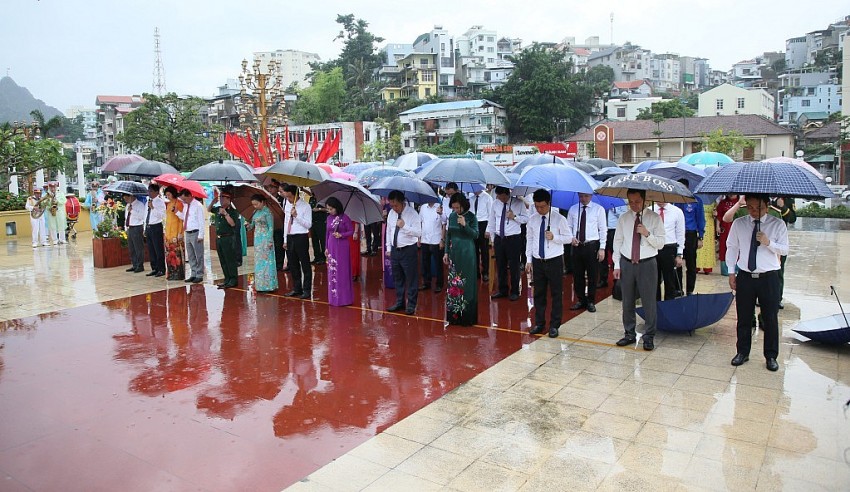 Các đại biểu dành một phút mặc niệm ghi nhớ công ơn của Chủ tịch Hồ Chí Minh và các anh hùng liệt sĩ.