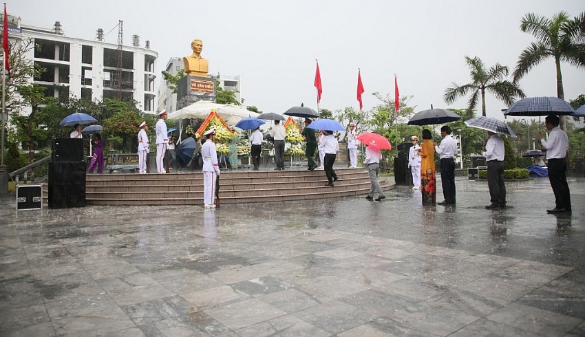 Đoàn đại biểu dâng hương tưởng niệm đồng chí Vũ Văn Hiếu, Bí thư Đặc khu ủy đầu tiên Khu mỏ Quảng Ninh.