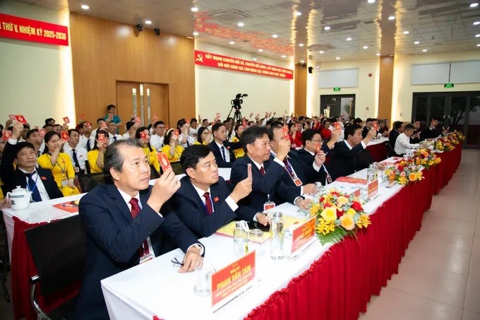 Các đại biểu tham gia biểu quyết tại Đại hội.