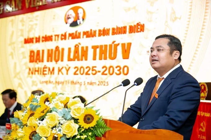 Ông Phùng Quang Hiệp, Ủy viên Ban Chấp hành Đảng bộ Chính phủ, Bí thư Đảng ủy, Chủ tịch HĐTV Tập đoàn Hoá chất Việt Nam phát biểu chỉ đạo Đại hội.