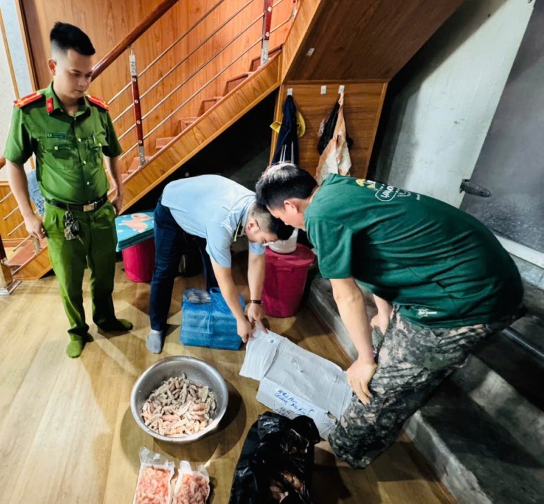 Quảng Ninh: Tạm giữ gần nửa tấn thực phẩm đông lạnh không rõ nguồn gốc