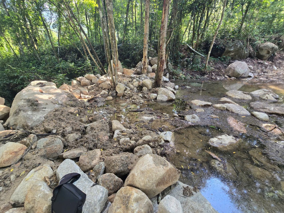 Lập biên bản xử lý hành vi ngăn chặn, làm thay đổi dòng chảy của suối