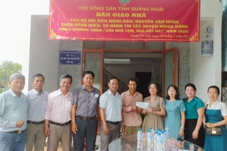 Bàn giao nhà cho hộ nghèo ở huyện Nghĩa Hành
