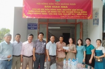 Bàn giao nhà cho hộ nghèo ở huyện Nghĩa Hành