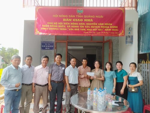 Bàn giao nhà cho hộ nghèo ở huyện Nghĩa Hành