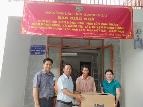 Bàn giao nhà cho hộ nghèo ở huyện Nghĩa Hành