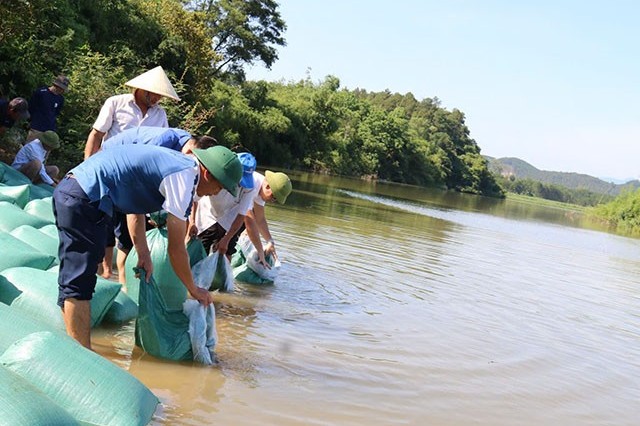 Quảng Bình: Thả 57.000 con cá trắm cỏ, cá chép, cá mè trên sông Kiến Giang