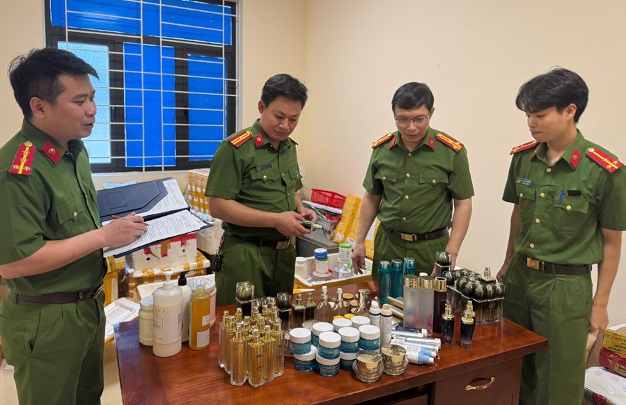 Khởi tố đối tượng sản xuất mỹ phẩm giả số lượng lớn