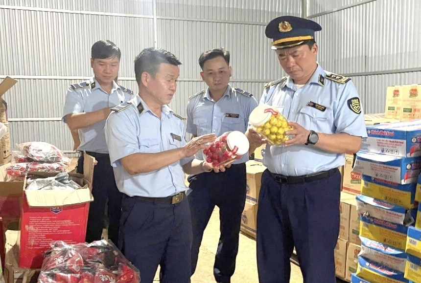 Cao Bằng: Thu giữ 5.071 sản phẩm hàng hóa, thực phẩm không rõ nguồn gốc