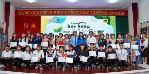 Đắk Nông trao học bổng “Vì tương lai Việt Nam” cho học sinh