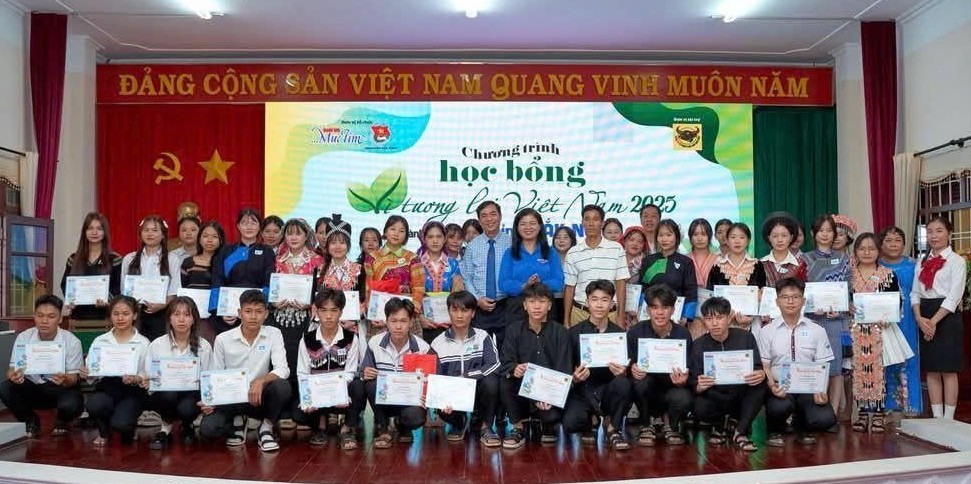 Đắk Nông trao học bổng “Vì tương lai Việt Nam” cho học sinh