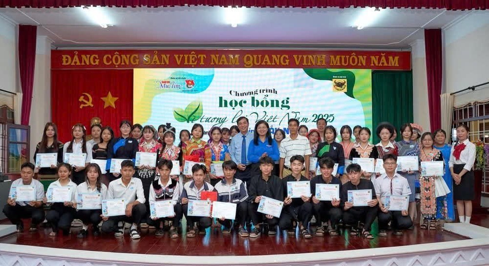 Đắk Nông trao học bổng “Vì tương lai Việt Nam” cho học sinh