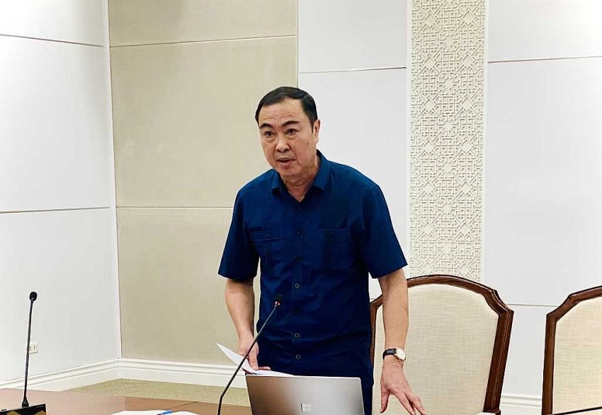 Giám đốc Sở Nông nghiệp và Môi trường báo cáo tại cuộc họp UBND tỉnh.
