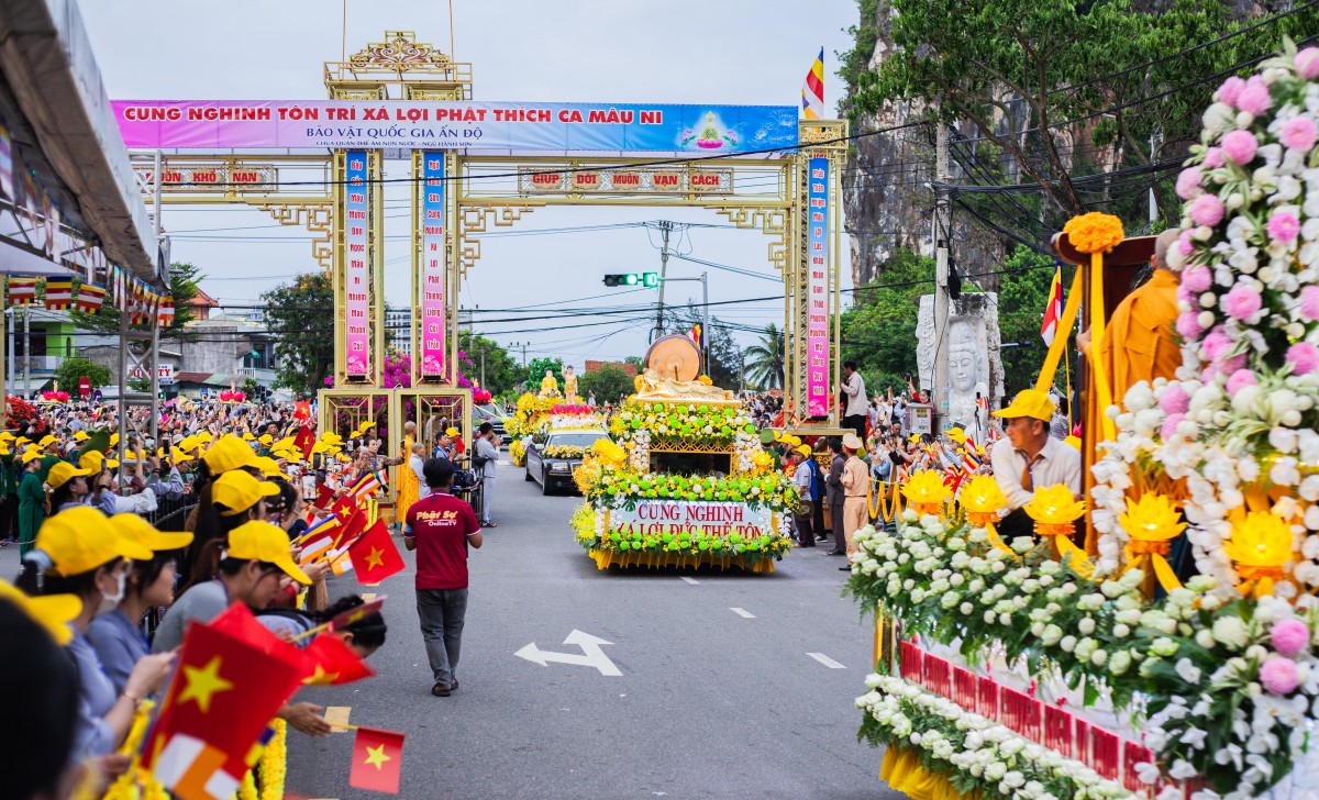 Chiêm bái xá lợi Phật giữa lòng Ngũ Hành Sơn
