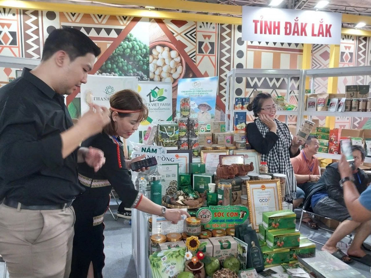Đắk Lắk đẩy mạnh kích cầu tiêu dùng, tiêu thụ sản phẩm OCOP gắn với thương mại điện tử