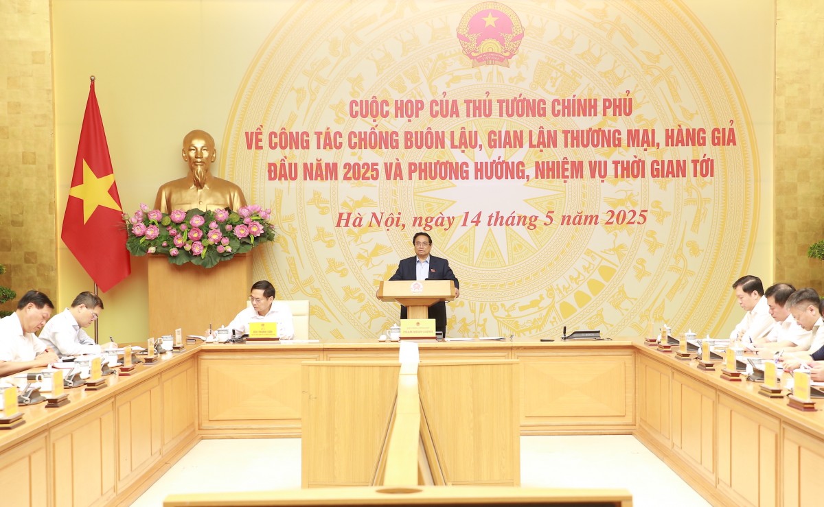 Thủ tướng Phạm Minh Chính chủ trì cuộc họp với các bộ, ngành, cơ quan trung ương để đánh giá về công tác chống buôn lậu, gian lận thương mại, hàng giả sáng 14/5.