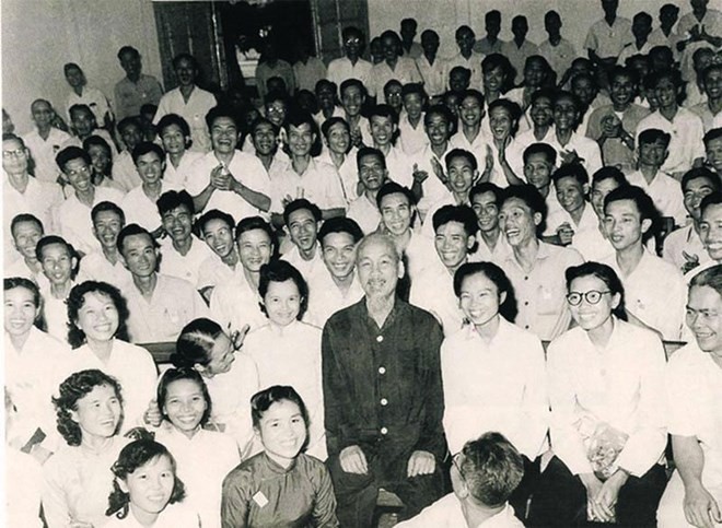 Bác Hồ - Người nặng lòng với báo chí