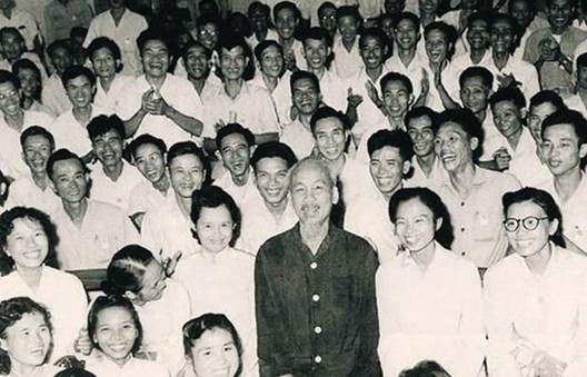 Bác Hồ - Người nặng lòng với báo chí