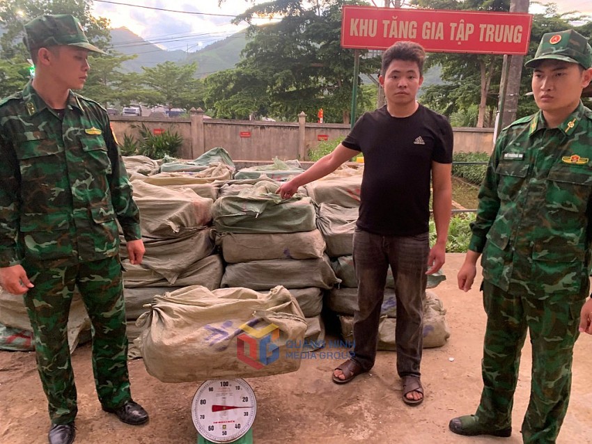  Đối tượng Phù Dảu Sềnh và tang vật bị BĐBP bắt giữ. Ảnh:Baoquangninh