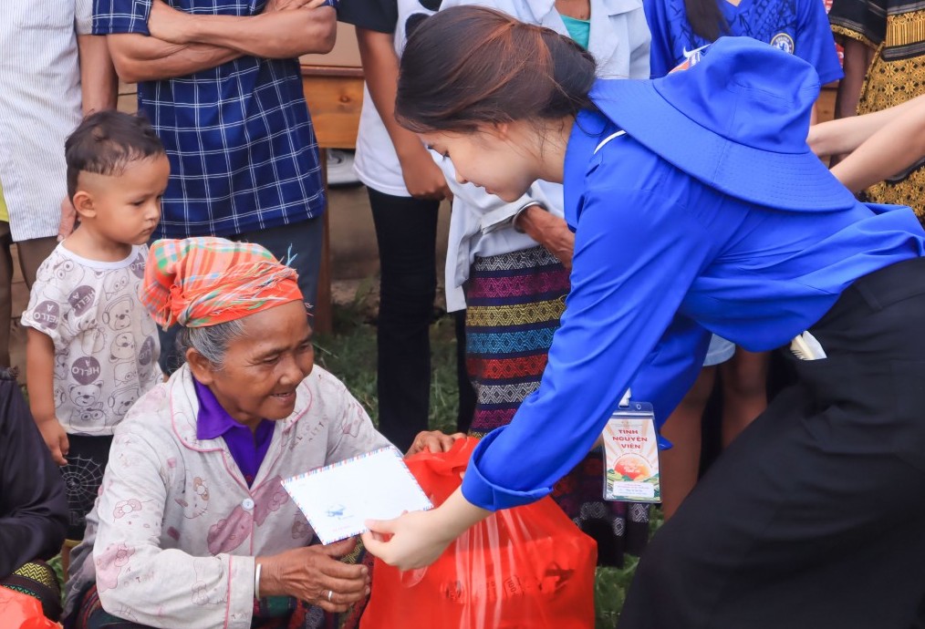 “Nắng lên - Tình về”: Mang hơi ấm thiện nguyện cùng sức trẻ đến với vùng xa
