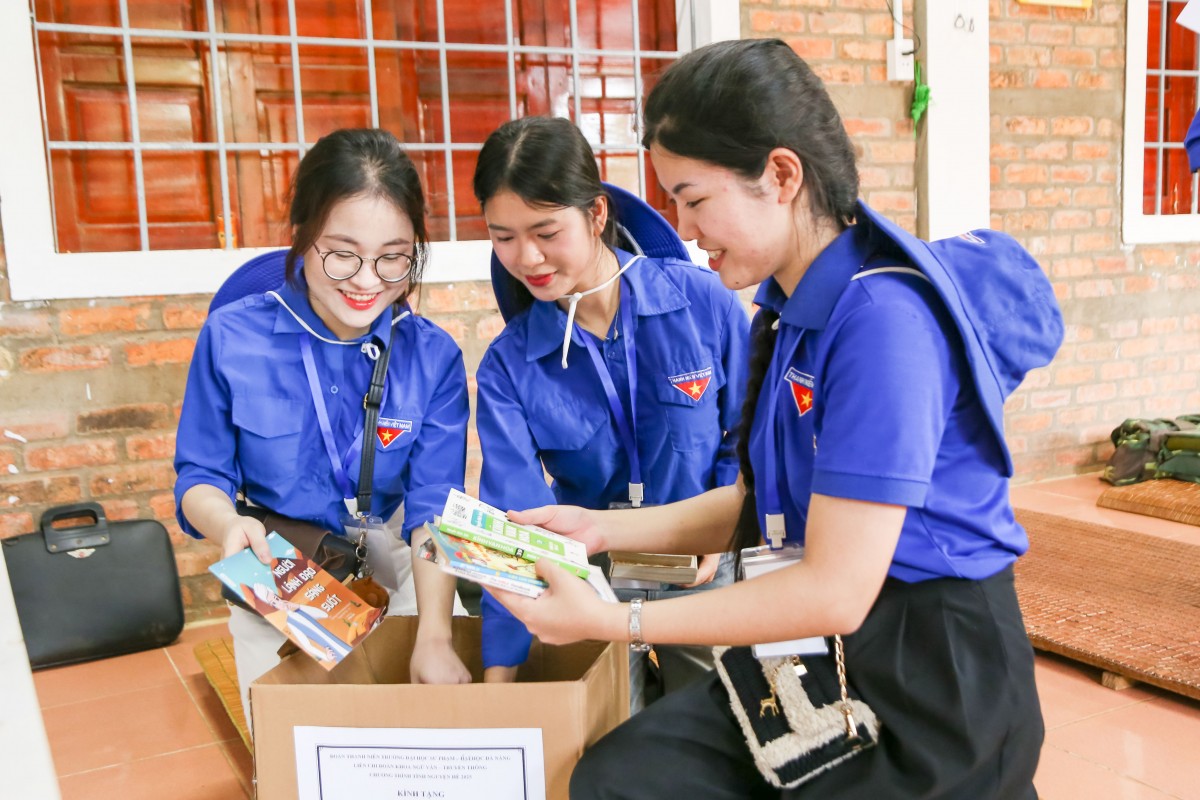 “Nắng lên - Tình về”: Mang hơi ấm thiện nguyện cùng sức trẻ đến với vùng xa