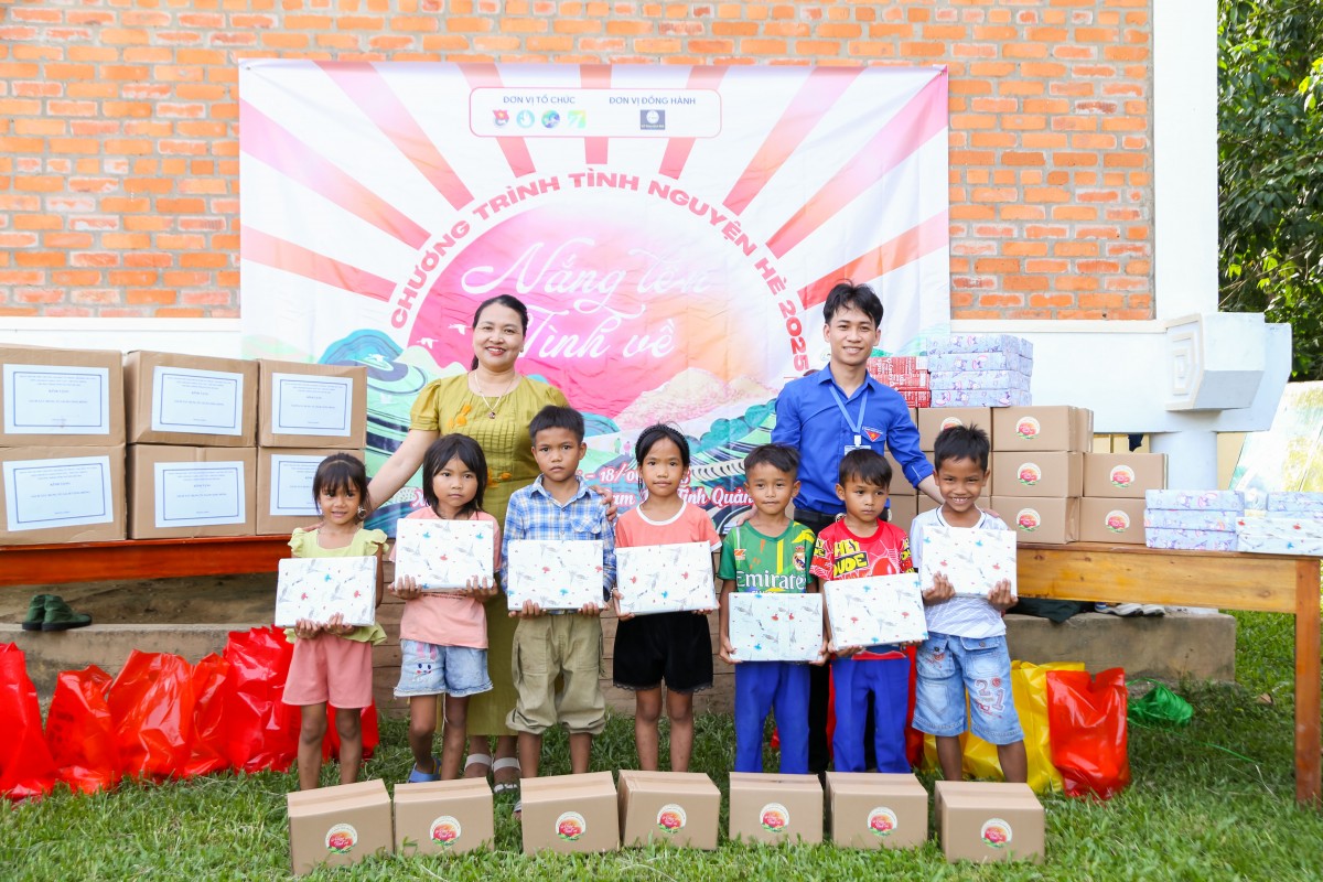 “Nắng lên - Tình về”: Mang hơi ấm thiện nguyện cùng sức trẻ đến với vùng xa