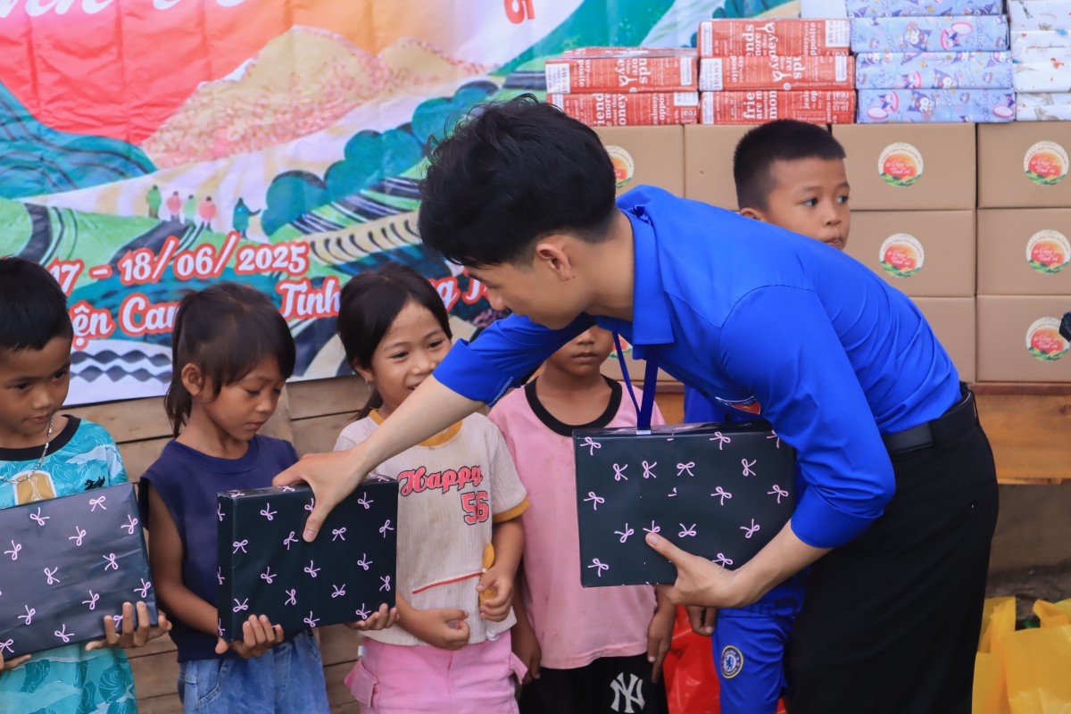“Nắng lên - Tình về”: Mang hơi ấm thiện nguyện cùng sức trẻ đến với vùng xa