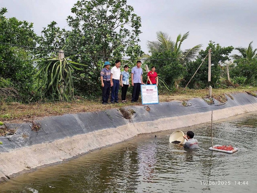 Cán bộ các đơn vị và hộ dân tham gia thả giống cá chạch lấu