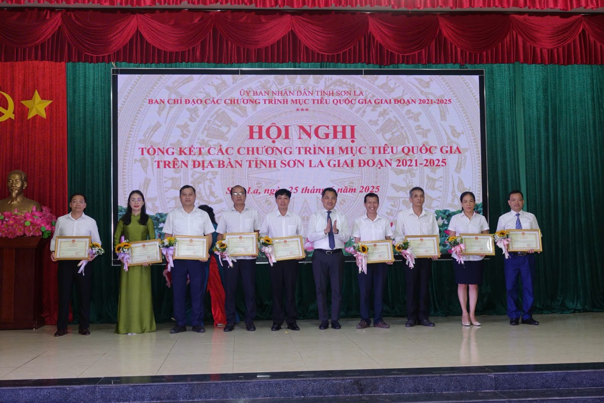 Lãnh đao tỉnh Sơn La tặng bằng khen cho các cá nhân, tập thể có thành tích