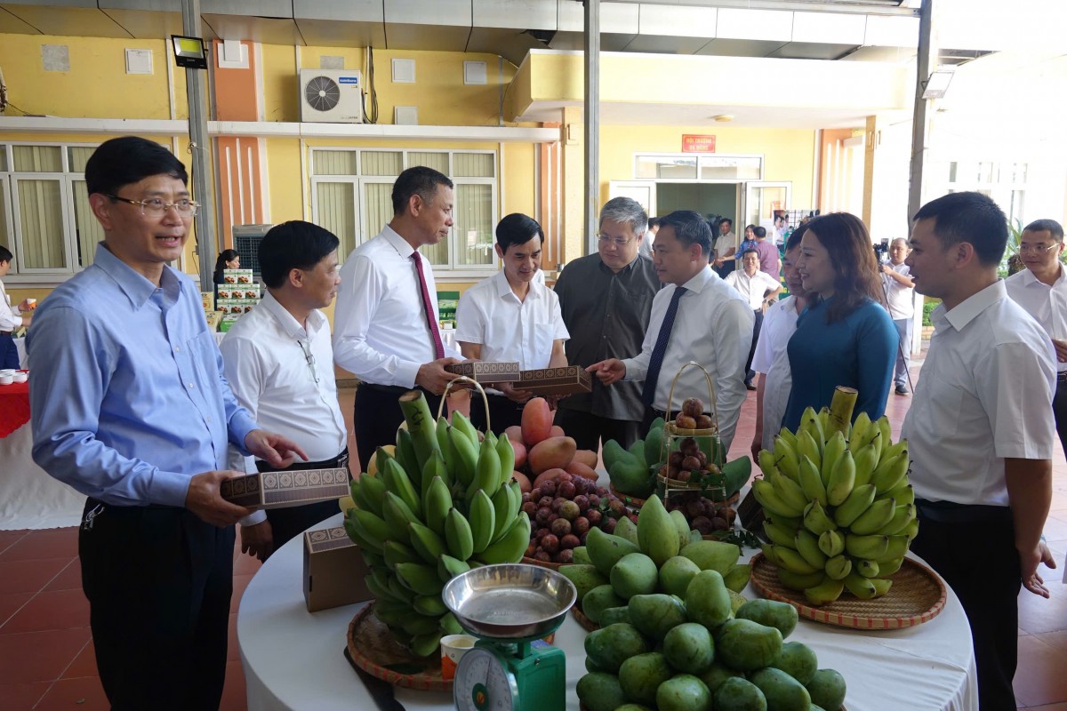 Các đại biệu tham quan gian hàng nông sản 